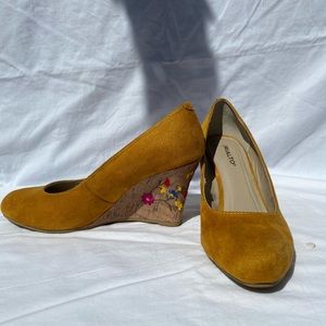 (Never worn) Embroidered Rialto Heels